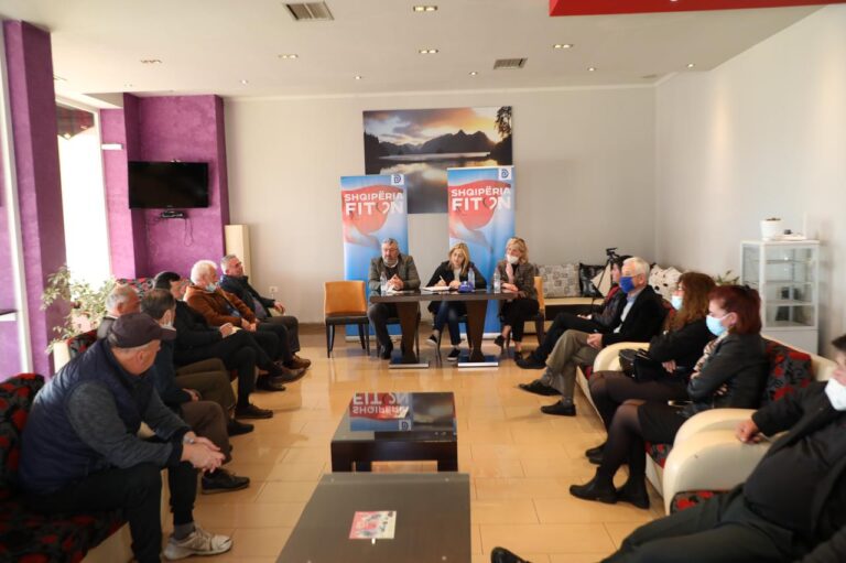 Zhupa me mësuesit në Sarandë: Depolitizim i arsimit, punësim me meritë, rritje e pagave 700 euro të mësuesve, investim për shkollat