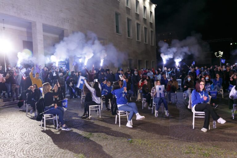 Jorida Tabaku me të rinjtë e FRPD: Rinia do ta ndryshojë Shqipërinë