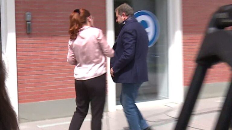 Shpëtim Idrizi mbërrin në selinë e PD-së, ja çfarë thotë