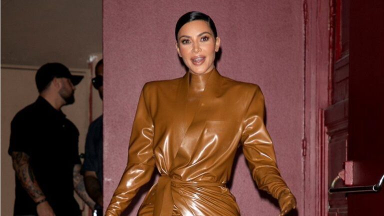 Pas lajmit se u bë miliardere, Kim Kardashian, “festë” me bikini buzë detit