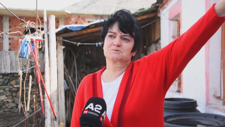 60-vjeçarja e vetme në banesën e dëmtuar nga tërmeti, pa ndihmë nga shteti