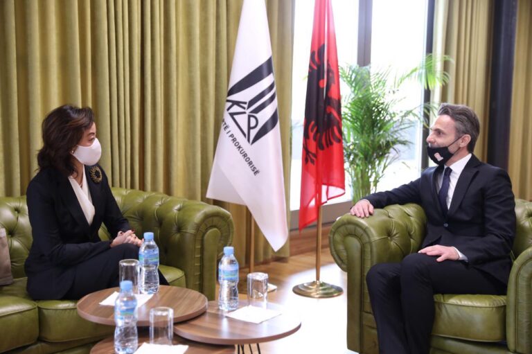 Ambasadorja Yuri Kim takon kreun e KLP: Tregoni pavarësi, rezistojini presionit