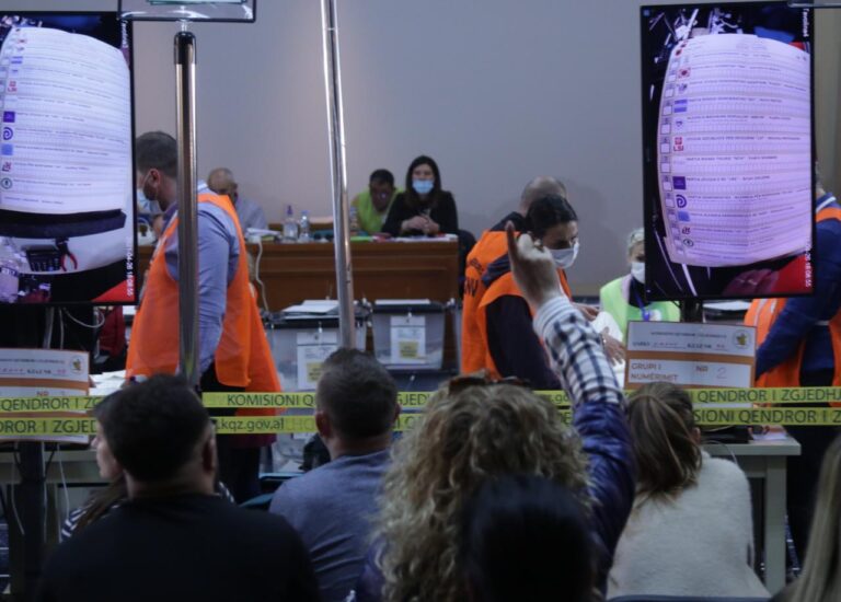 Qarku i Korçës/Kryeson PS, por me rezultat të ngushtë nga PD-ja