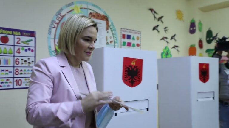 Kryemadhi: Vëzhguesit e LSI-së, kapin të vulosura dhe të plotësuara vota për PS në dhomën e fshehtë