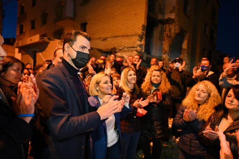 Lulzim Basha: “PD-ja qeveri vetëm me LSI”. Monika Kryemadhi: “Jemi bashkë me PD!”