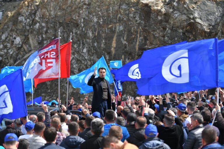 Basha ndalet në Kalimash para vizitës në Kukës: Rama i futi shkopinj nën rrota Kosovës (VIDEO)