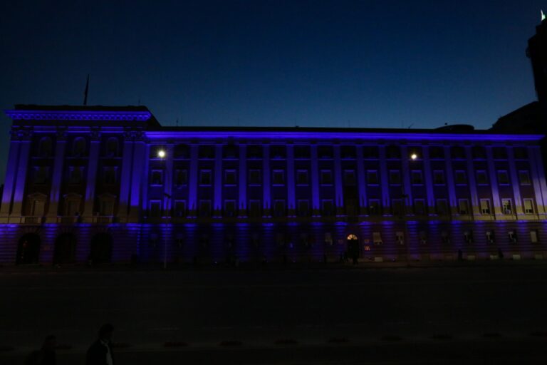 Kuvendi i Shqipërisë vazhdon traditën, ngjyroset blu me rastin e Ditës së Ndërgjegjësimit Botëror për Autizmin