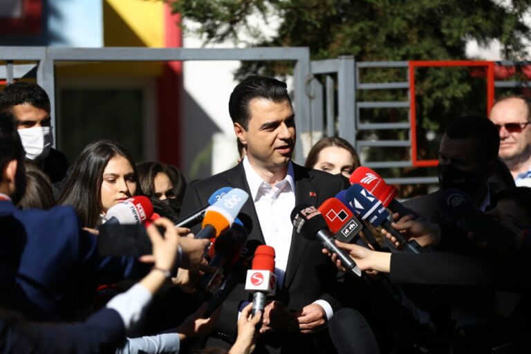 Basha në Durrës, thirrje qytetarëve: Është dita juaj! Shkoni trokisni në dyert e atyre që s’kanë votuar. Votoni! Votoni!