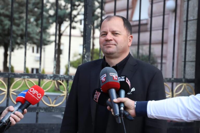 Lefter Maliqi: Fletërrufeja ndaj Presidentit, Kuvendi është kthyer në estradë
