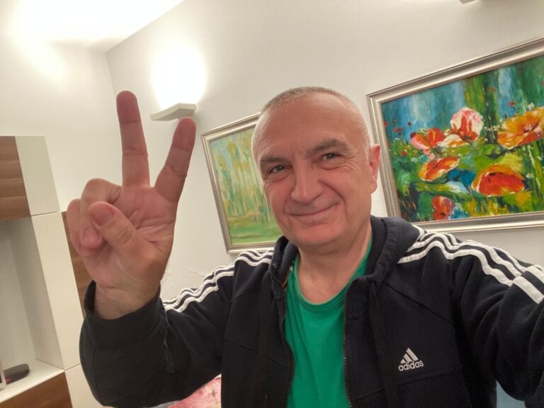 Me 2 gishat lart dhe i veshur sportiv, Presidenti Meta: Gati për përballje