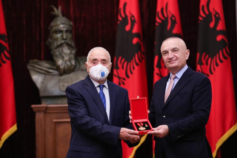Presidenti Meta dekoron filologun dhe studiuesin e njohur Shefqet Hoxha me titullin “Mjeshtër i Madh”