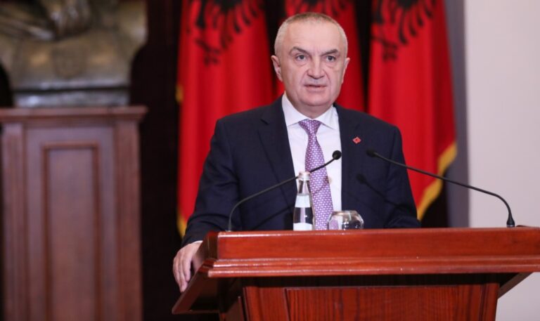 Presidenti Meta mesazh për pelegrinët e Kishës së Laçit: Në këtë Natë të Bekuar i bashkohem lutjeve të tyre