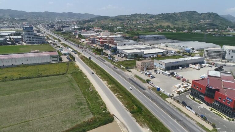 Moti i keq, ARRSH: Shtyhet nisja e punës për riparimin e aksit Tiranë-Durrës