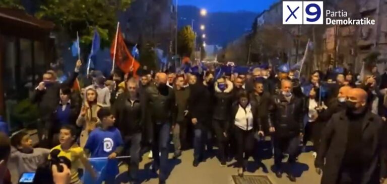 Mijëra qytetarë presin Bashën në Njësinë 4 në Tiranë