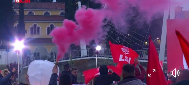 Vasili publikon fotot nga mitingu i LSI-së në Fier: Mbështetje e paparë popullore
