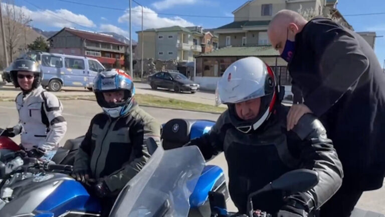 Rama ”përfundon” mbi motor (VIDEO)