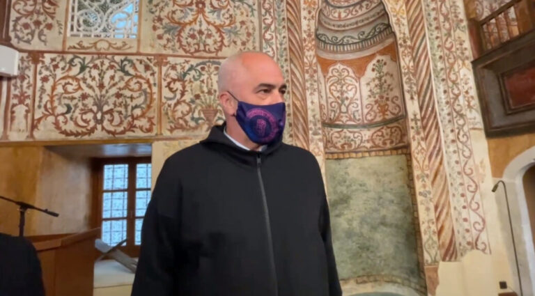 Rama uron për muajin e Ramazanit me foton ku thuhet: Gëzuar populli i Egjiptit