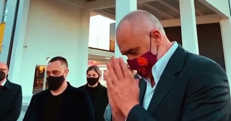 Rama falenderon patronazhistët: Forca, derë më derë për 12-tën e yjeve të flamurit evropian