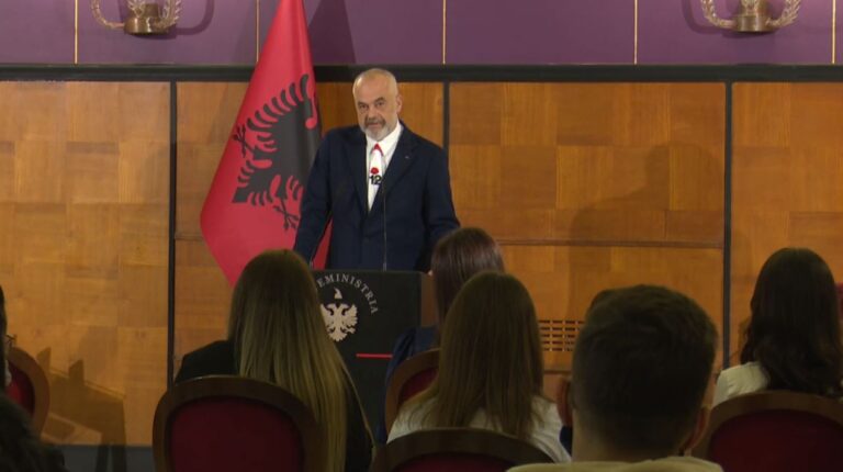 Dita e fundit e fushatës, Edi Rama rikthehet në kryeministri (VIDEO)
