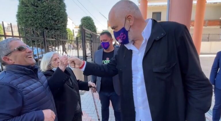 Rama inspekton vaksinimet masive në Kavajë, Manastirliu: Sot arrijmë mbi 150 mijë vaksinime
