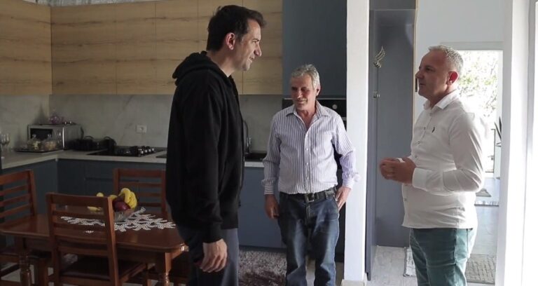 Veliaj vizitë në shtëpinë e familjes Zhullima në Farkë: Të gjithë bashkë për të ecur përpara