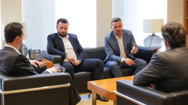 Braktisën PS dhe i bashkohen PD, Basha pret në zyrë dy funksionarët socialistë
