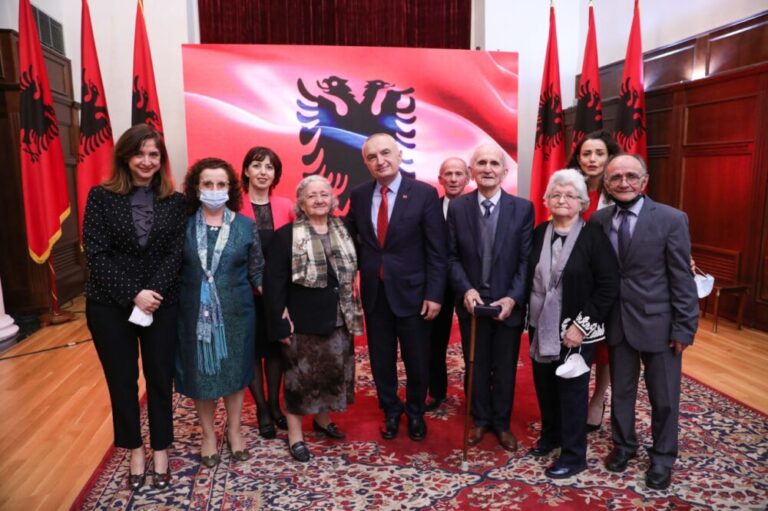 Presidenti Meta dekoron heronjtë për rezistencën heroike antifashiste me rastin e 82-vjetorit (FOTO)