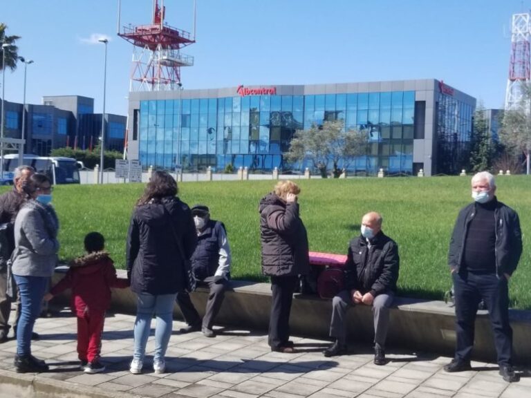 Pas ngërçit, fluturimet nga Rinasi rinisin pas orës 17:00