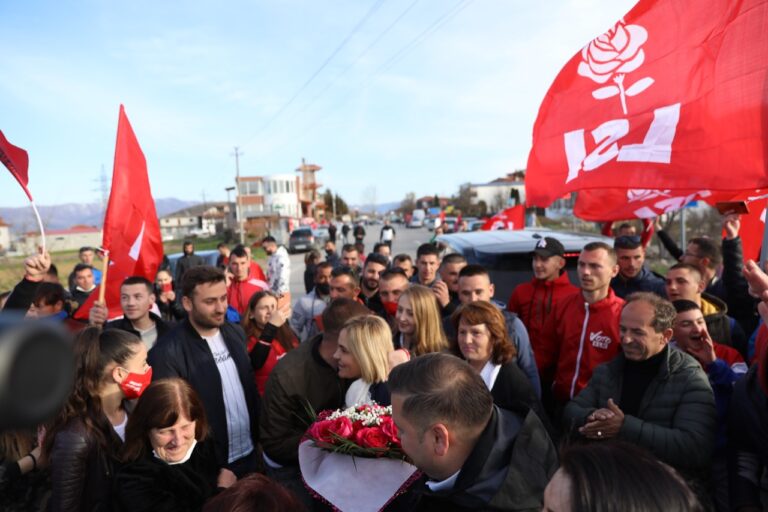 Simpatizantët i ndërpresin rrugën Kryemadhit, pritje madhështore në Libonik (VIDEO/FOTO)