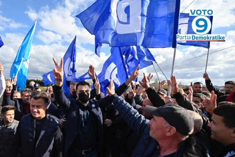 Basha në Kamëz, qindra qytetarë marshojnë me të: Mirë se vjen Kryeministër (VIDEO)