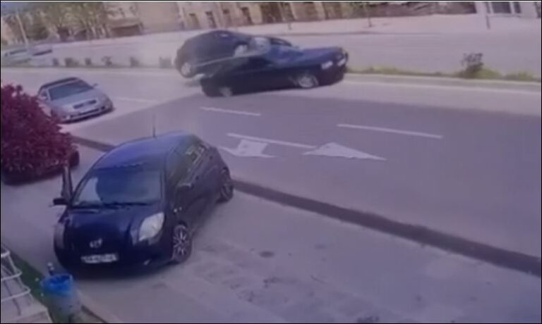 Makina hipën mbi trafikndarëse, dy të rinjtë… shihni pamjet e aksidentit në aksin Gjirokastër-Kakavijë (Video)