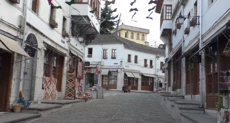 Turistët e parë në Gjirokastër janë nga Zvicra: Qytet i mrekullueshëm, do e rekomandojmë