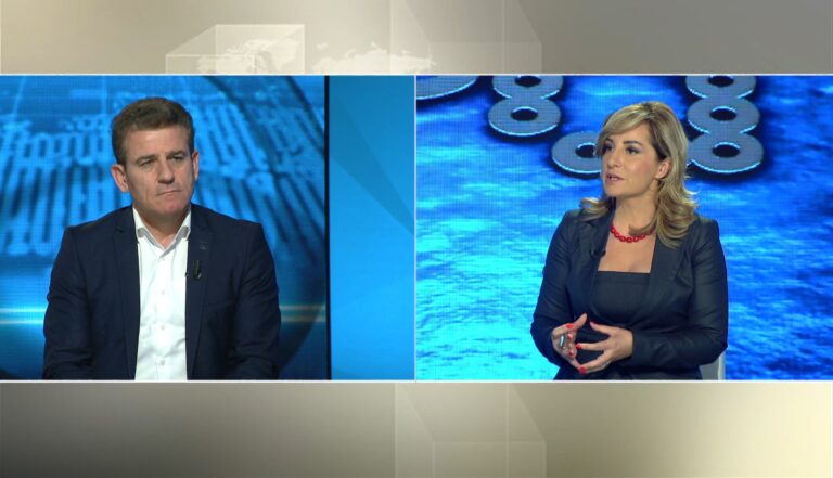 Gazetari u sulmua dje në Kavajë nga mbështetësit e PS, Çipa: Ballafaqimi i një pushtetari me medien duhet të jetë transparent