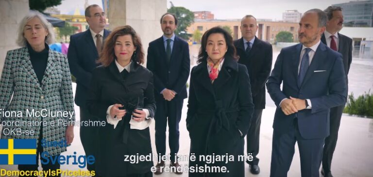 Yuri Kim me ambasadorët mesazh-shqiptarëve: Mos e shisni votën, Demokracia është e paçmueshme