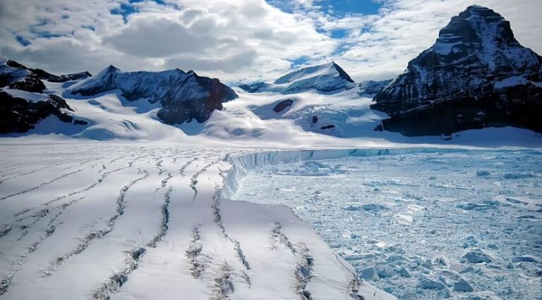 Një e treta e akullit në Antarktik rrezikon të shkrijë, ndërsa planeti ynë vazhdon të ngrohet