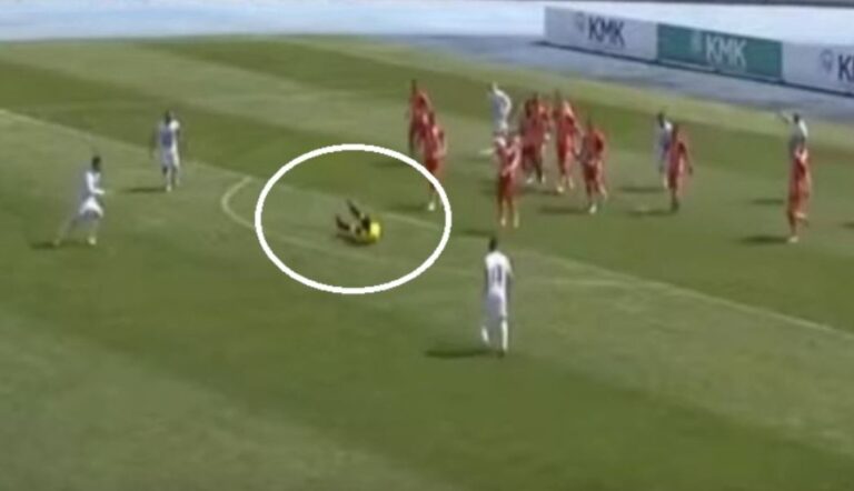 Episodi komik, arbitri në ndeshjen Skënderbeu-Tirana “shënon” me kokë (VIDEO)