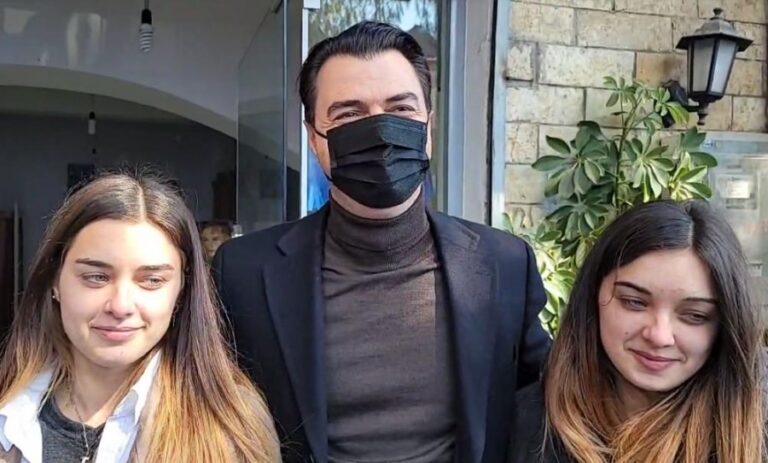 Motrat binjake votuese për herë të parë, takim të veçantë me Bashën