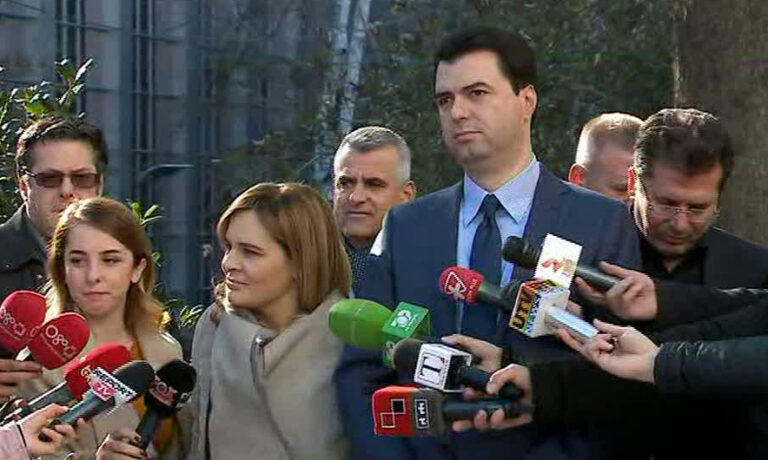 Basha e Kryemadhi së bashku në Kombinat, takim me banorët e dëmtuar nga tërmeti