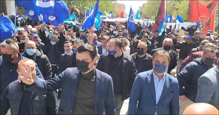 Video/ Basha pritet nga qindra qytetarë në Lushnjë: Rama Ik!