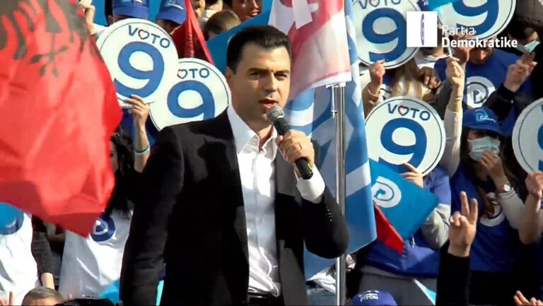 Me flamuj të PD-së, qindra simpatizantë udhëtojnë drejt Beratit për të pritur Bashën