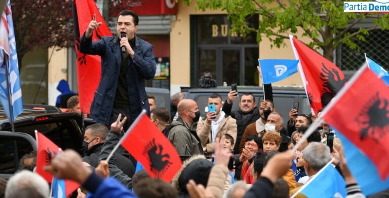 Pritje madhështore në Cërrik, Basha: Rama fikacak! Nuk përballet në debat se s’ka mbajtur asnjë premtim të dhënë