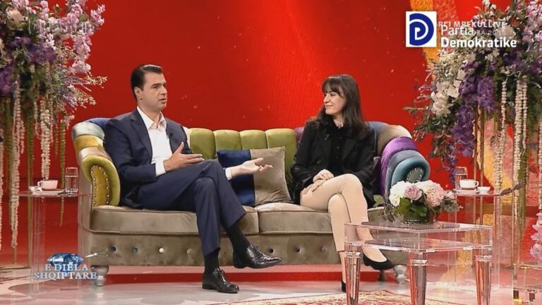 Lulzim dhe Aurela Basha zbulojnë këngën e tyre të dashurisë. Kreu i PD preket nga kënga ”Jon”: Ta ndalim këtë plagë