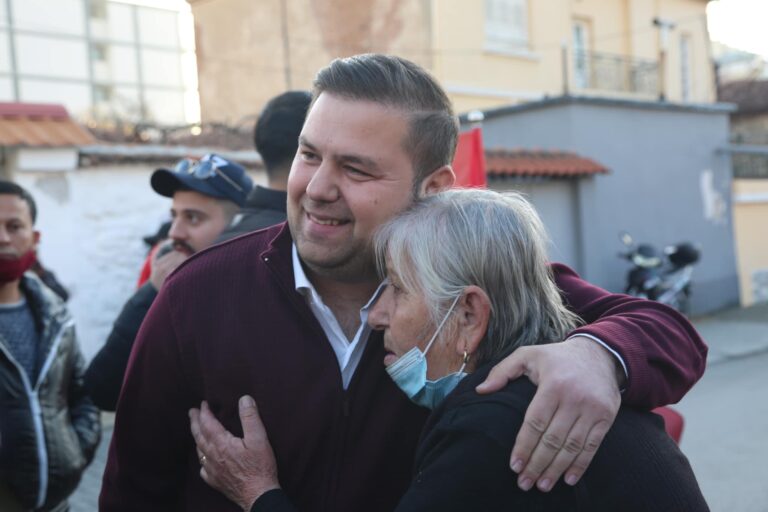Endrit Braimllari nxjerr foton e veçantë: Nënat Korçare meritojnë që djemte dhe nipërit të kthehen në këtë vend të bekuar