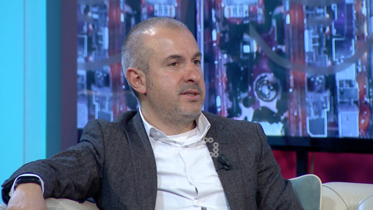 Deputeti i PS: Të gjitha vaksinat në botë janë kineze në teknologji, e gabuar loja politike