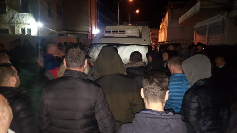 “Do iu shpërndahet familjeve për fushatë nga PS”, dërgohet në prokurori furgoni më mallra në PS. Ja çfarë bëjnë përfaqësuesit e PD (VIDEO)