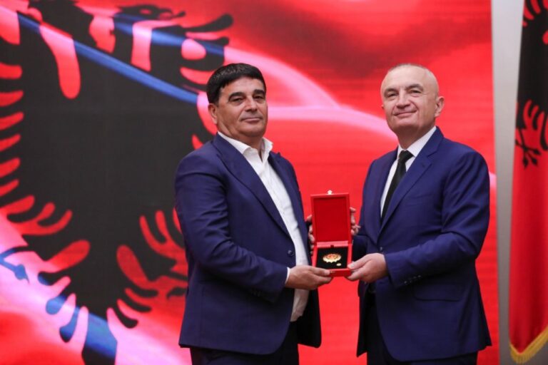 Dekorohet klubi ”Besa” me titullin ”Kalorës i Urdhrit të Flamurit”, Meta: Kavaja dhe futbolli janë si një binom
