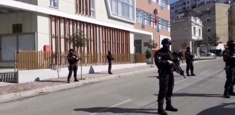 Del raporti i ngjarjes në Elbasan: “Në makina u gjetën materiale zgjedhore dhe u qëllua nga tre armë”