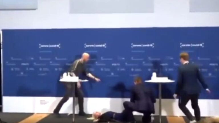 Zyrtares në Danimarkë i bie të fikët gjatë konferencës për shtyp