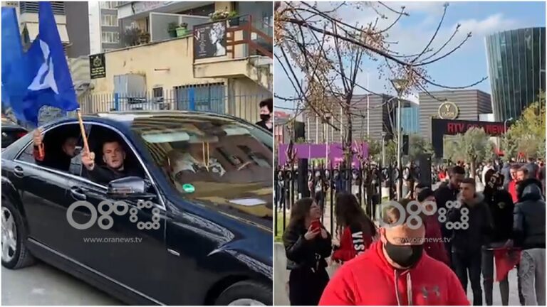 Mbështetësit e PS duke u përgatitur për tubim përshëndeten nga karvani i makinave të PD me “Rama ik!”