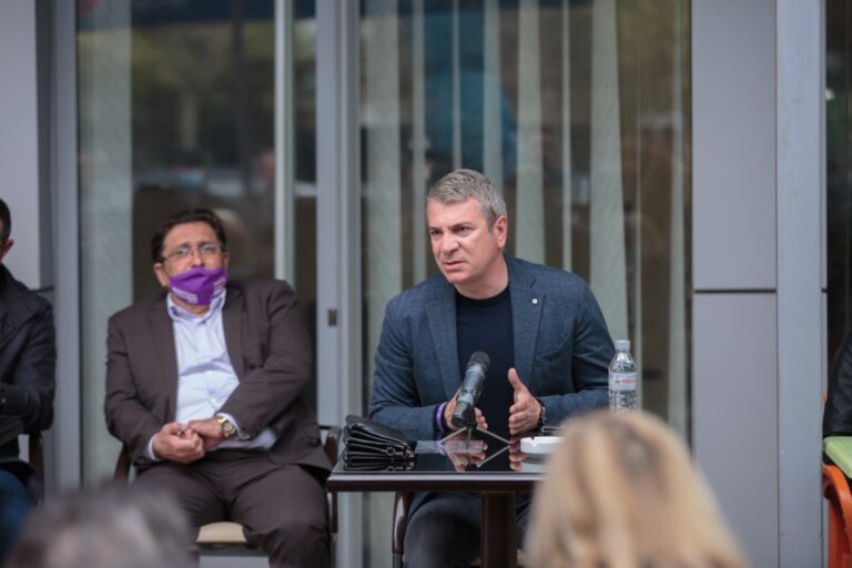 Damian Gjiknuri takim me banorët e lagjes “Osman Haxhiu”: I kemi dhënë Vlorës vepra konkrete